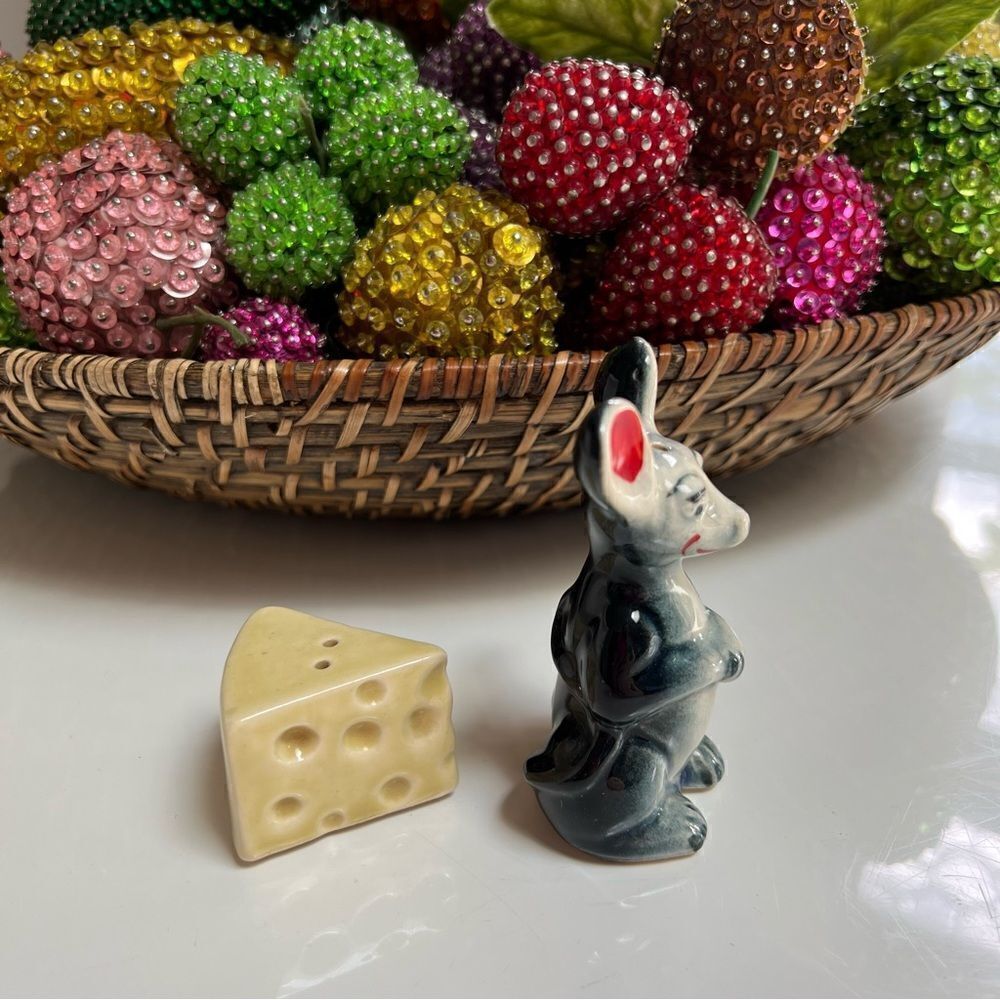 Quirky Mouse and Swiss Cheese Salt and Pepper Shakers Set - Picture 3 of 11